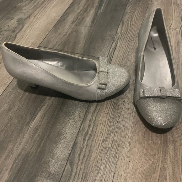 AMERICAN EAGLE SILVER GLITTER PUMPS SIZE 6 - Picture 4 of 8
